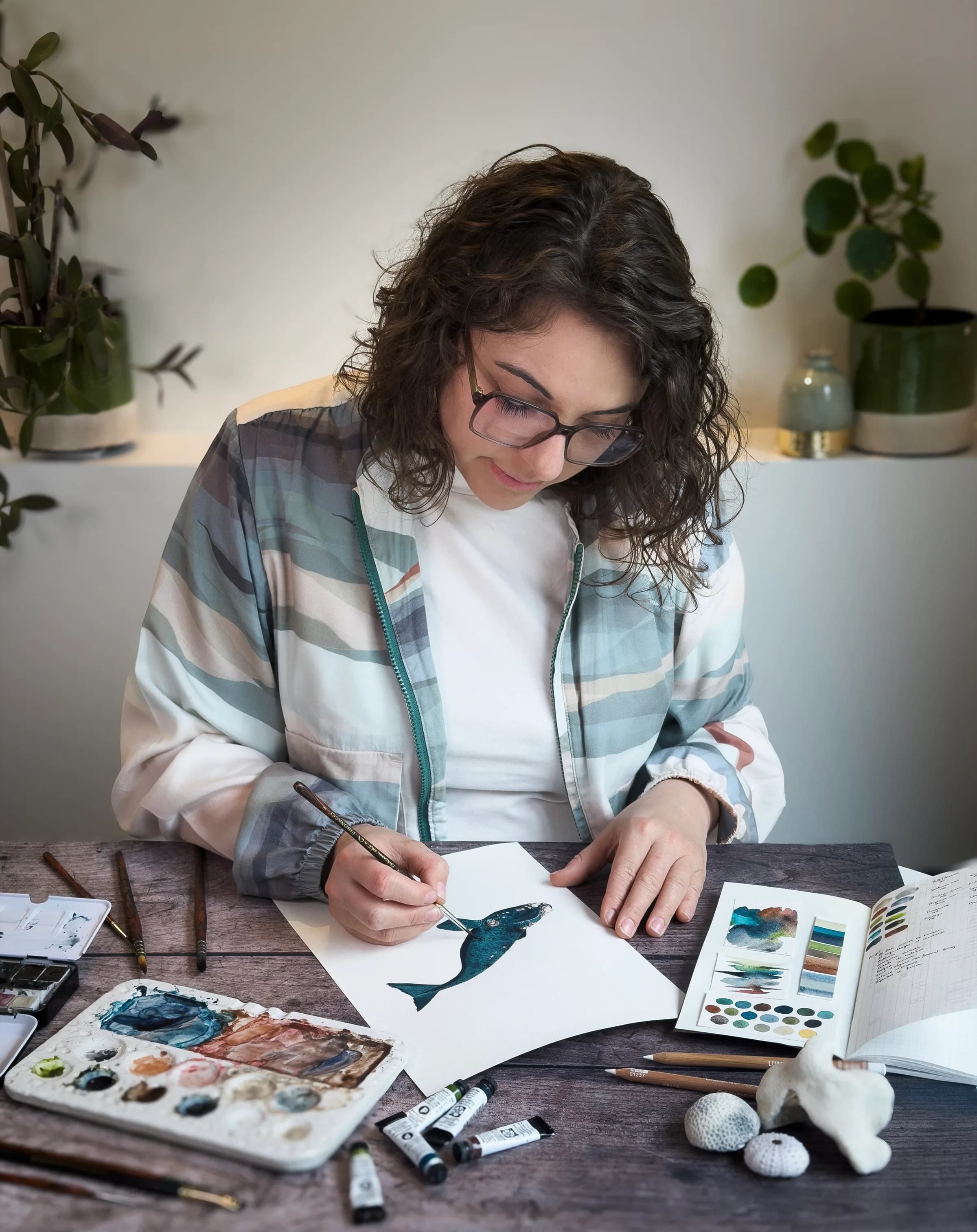Méloée, aquarelliste, peignant dans son atelier